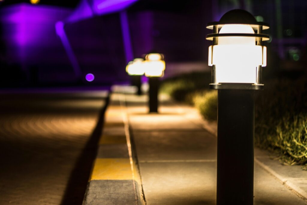 lampa z czujnikiem ruchu przed domem
