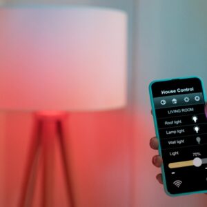 Jak sterować światłem z telefonu? 5 sposobów na inteligentne oświetlenie